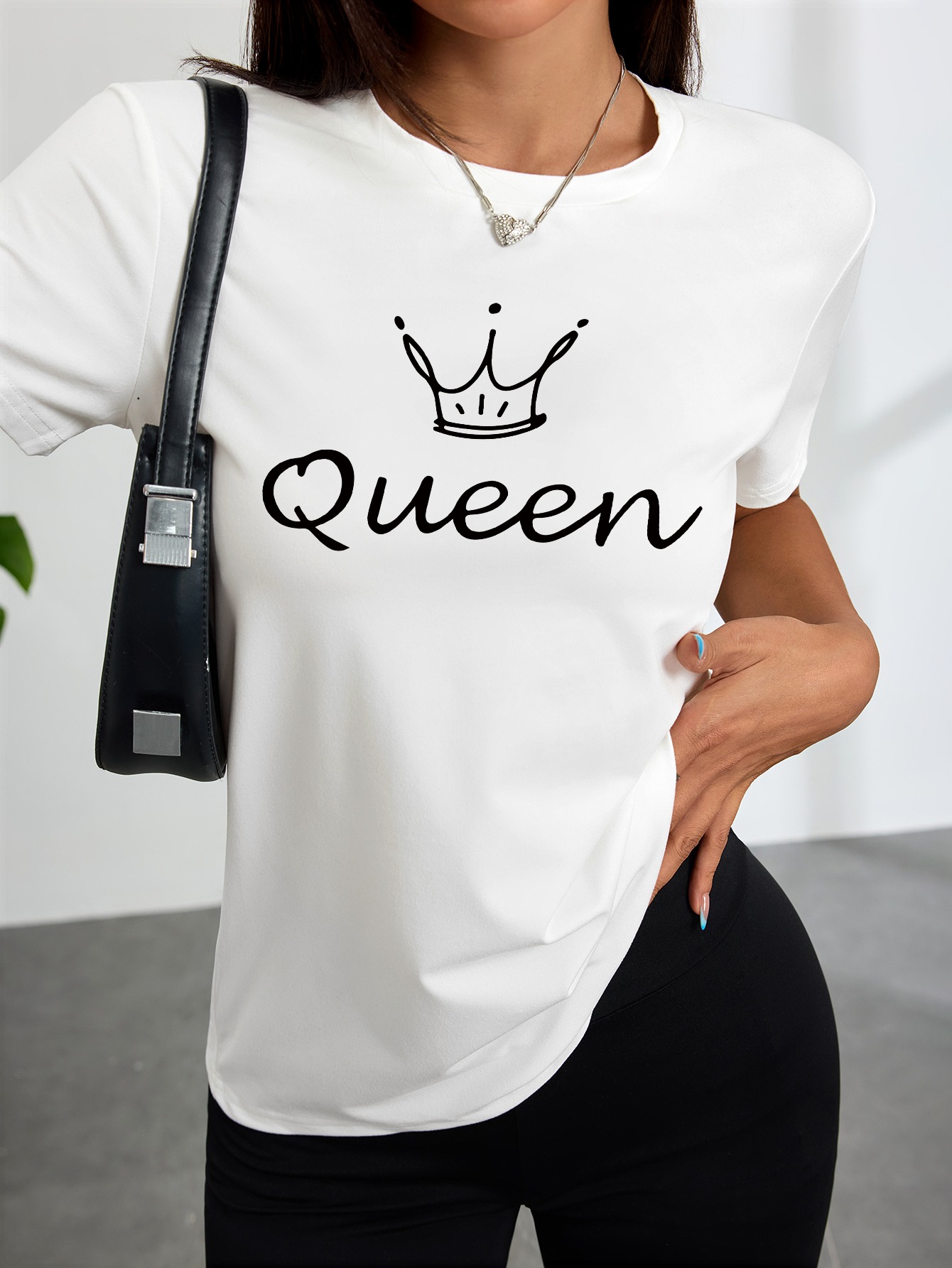 تي شيرت نسائي أبيض بطباعة تاج  - مراجعة Queen Street Fashion وسعره