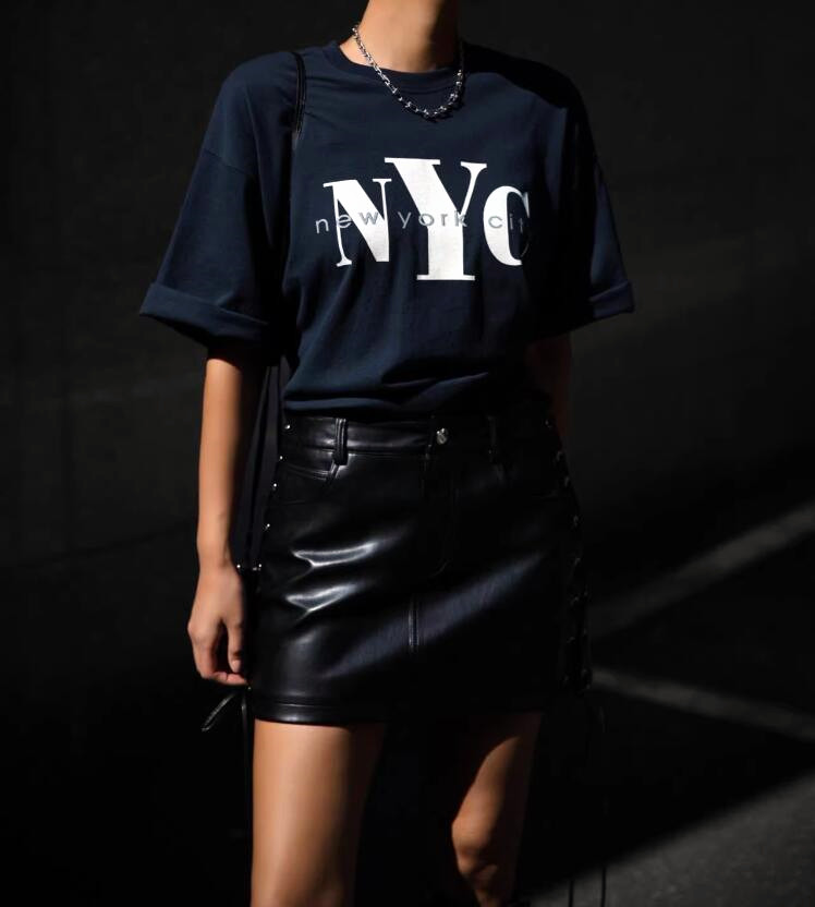 تي شيرت بطباعة حروف على الطراز - مراجعة Street Style New York Fashion وسعره